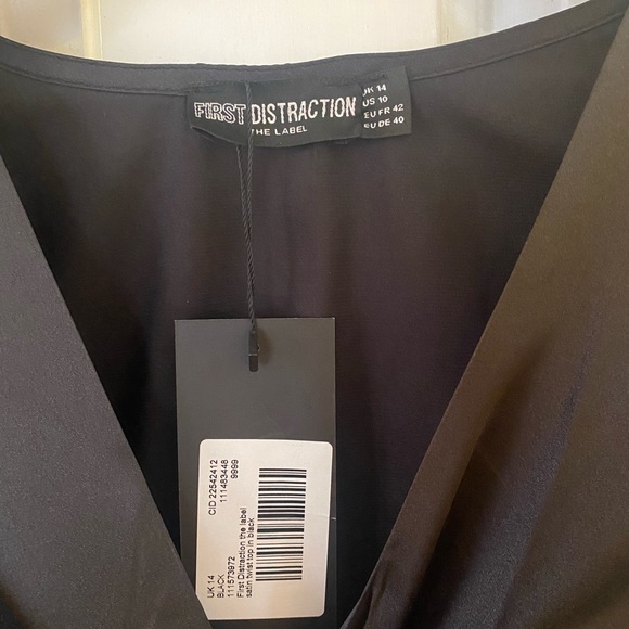 First distraction the label satin twist crop top in black - Picture 4 of 6
